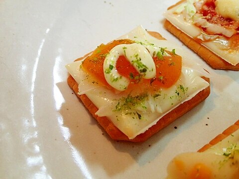 スライスチーズと玉ねぎと福神漬けの焼きクラッカー